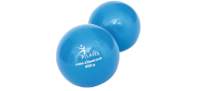 Anordnung zweier blauer Pilates Bällen