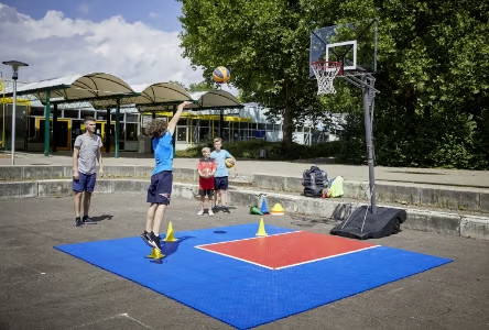 Schulhof mit Outdoor Basketballanlage