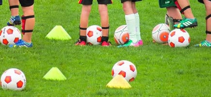 Fußballtraining mit Markierungsscheiben und Fußbällen