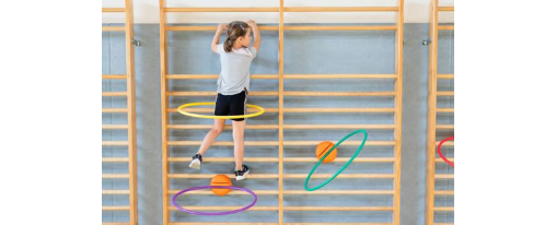 Kletterparkour mit WalliBari Reifen an Sprossenwand für Kinder