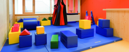 Schaumstoffbausteine und Turnschaukel für Kinderturnen oder Therapiestunden