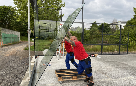 Aufbau der Glaswände eines Padel Courts mit Kübler Sport